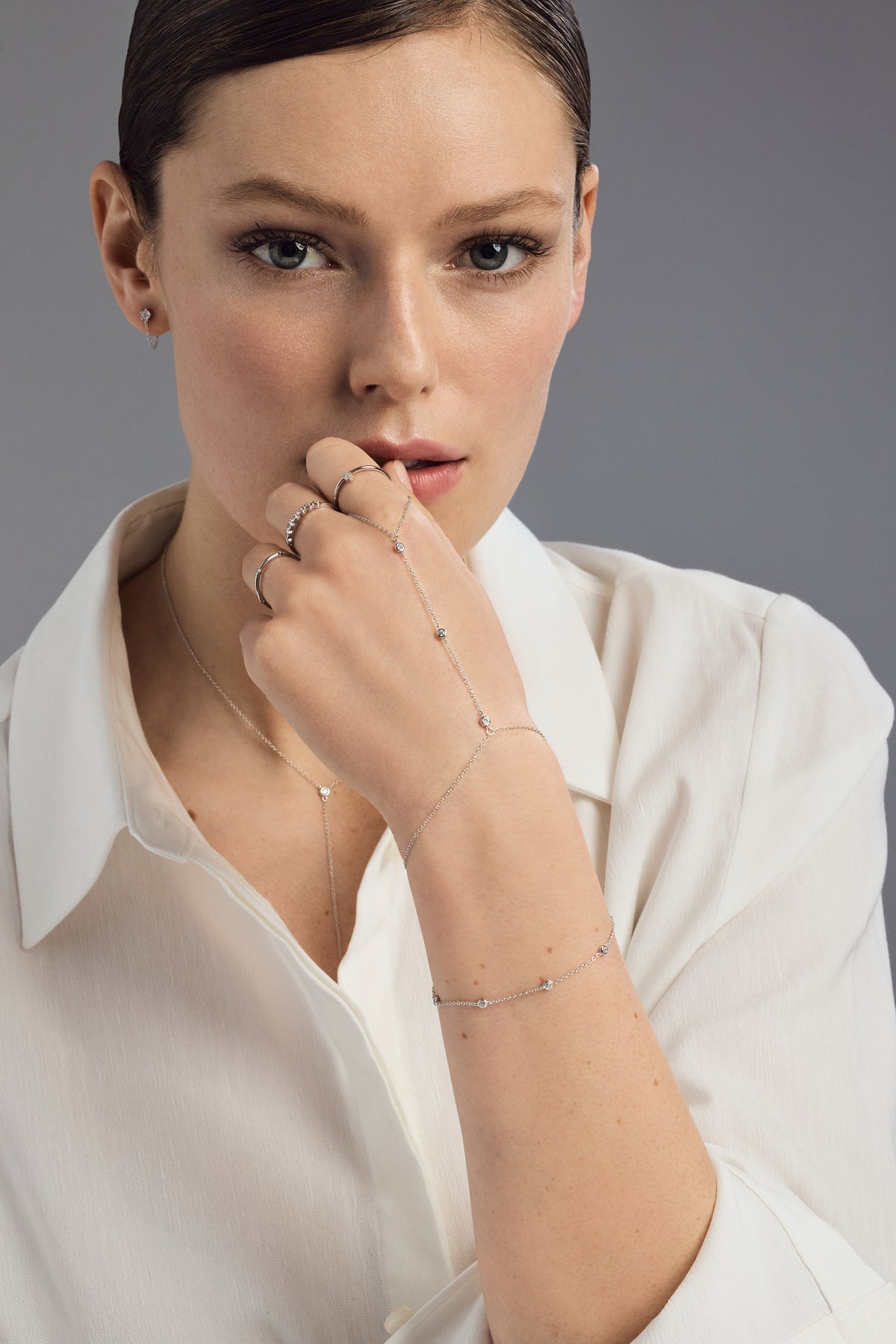 Boucles d'oreilles Kiana or blanc, bague Sandrine or blanc, bague Andréa or blanc, bague Anais or blanc, bracelet Mélina or blanc, bracelet Marina or blanc, collier Adèle or blanc