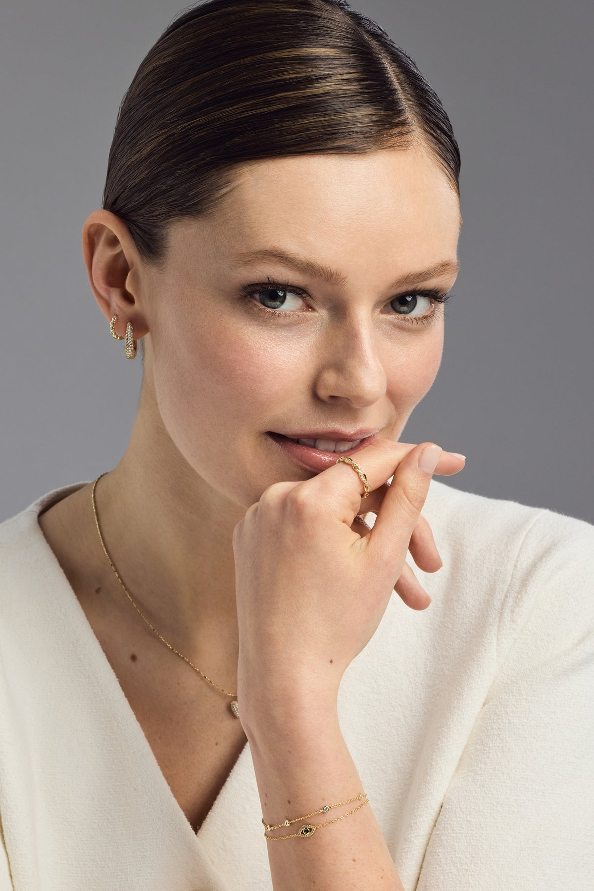 Boucles d'oreilles Sabrina or, boucles d'oreilles Jeanne pierres blanches or, bague Brooke or, bracelet Marina or, bracelet Yasmina or