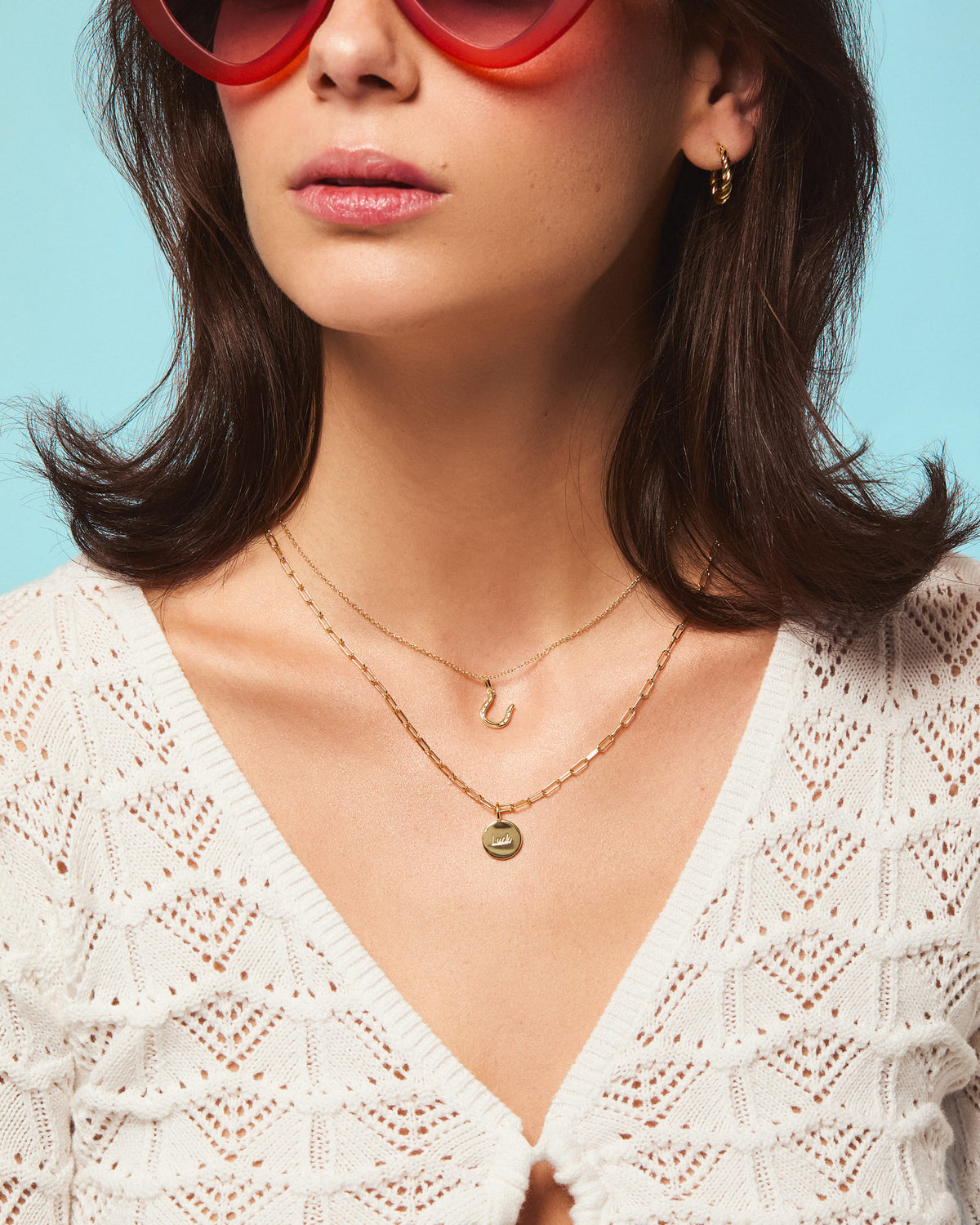 Mannequin boucles d'oreilles Zara or, colliers chance, pendentif or