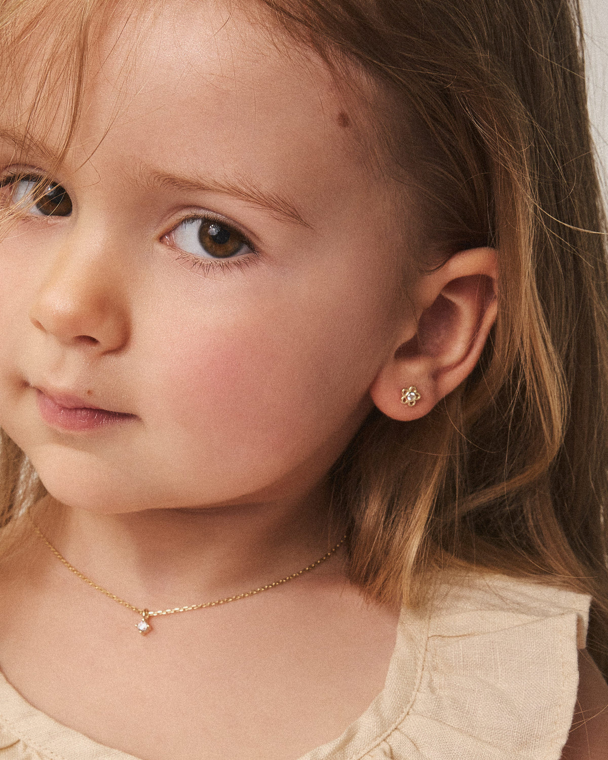 collier Nala et boucles d'oreilles Bella or close up