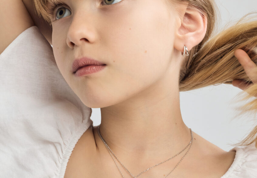 Boucles d'oreilles Edith or blanc, chaîne câble 14 po or blanc, pendentif petit coeur brillant or blanc, chaîne câble 16 po or blanc, pendentif opaline or blanc
